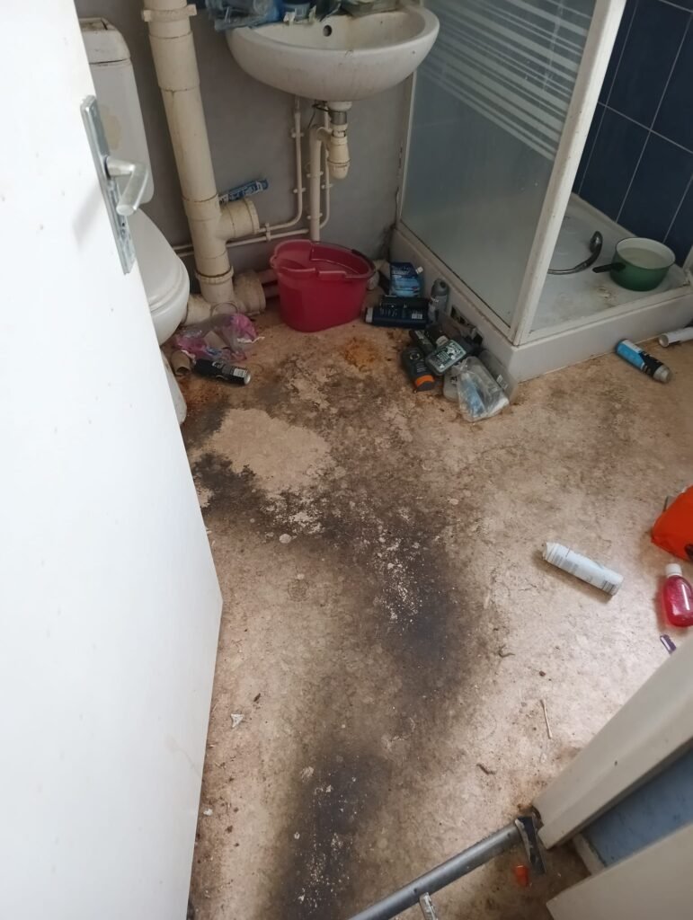 Logement encombré avant nettoyage par Pureos à Béthune