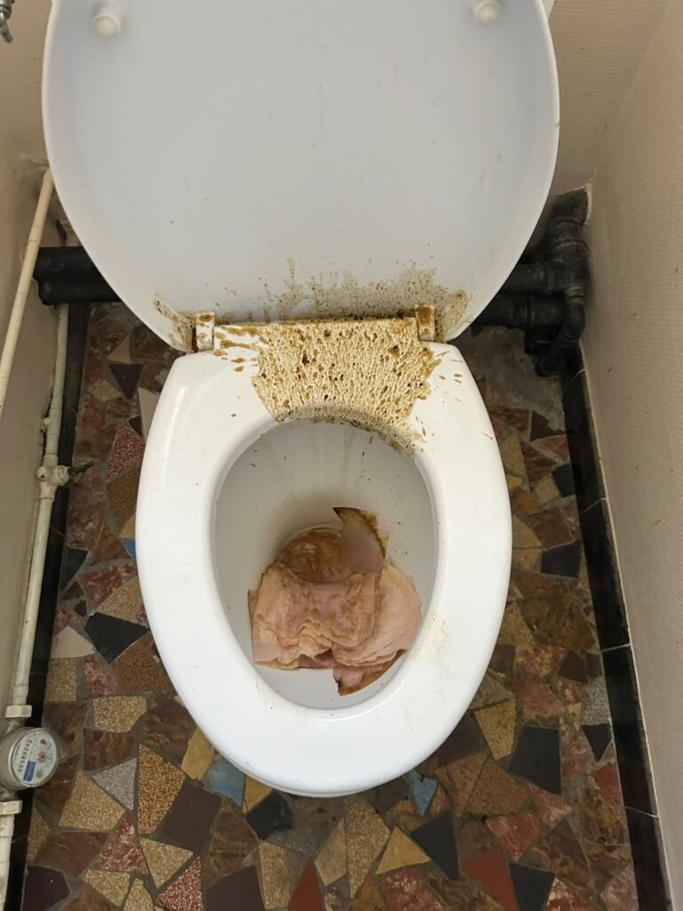 Sanitaires très encrassés avant nettoyage à Lens
